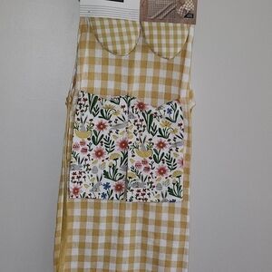 NWT yellow Checkered Kitchen Towel Set with  2 Mitts And Apron. Floral Design